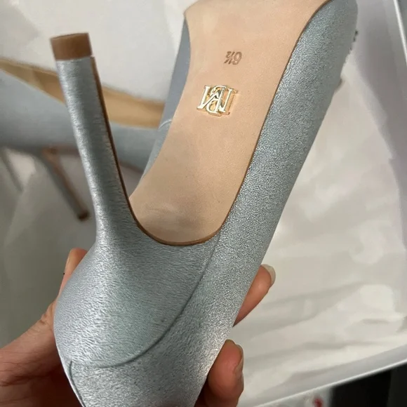 NWOT Badgley Mischka Glittering Silver Heels - Picture 4 of 8